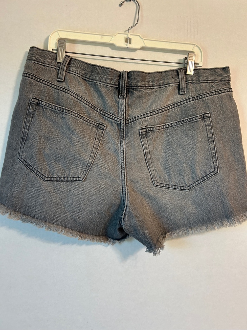 Universal Thread Grey Wash Distressed Button Fly Mini Cut Off Denim Short Sz 16 - Picture 2 of 13